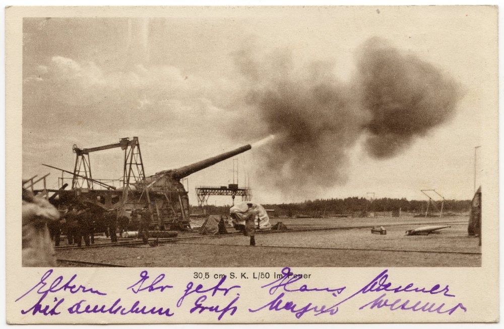 30.5 cm artillery gun on railway carriage firing