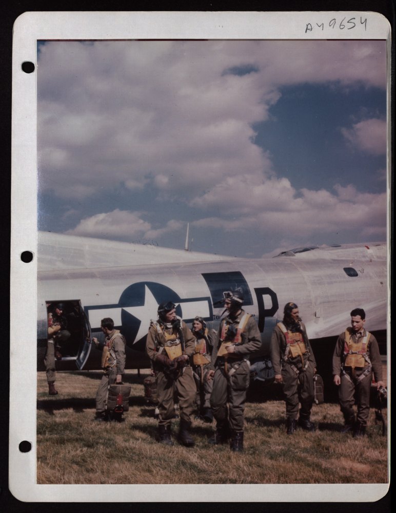 8th AF B-17 crew returning