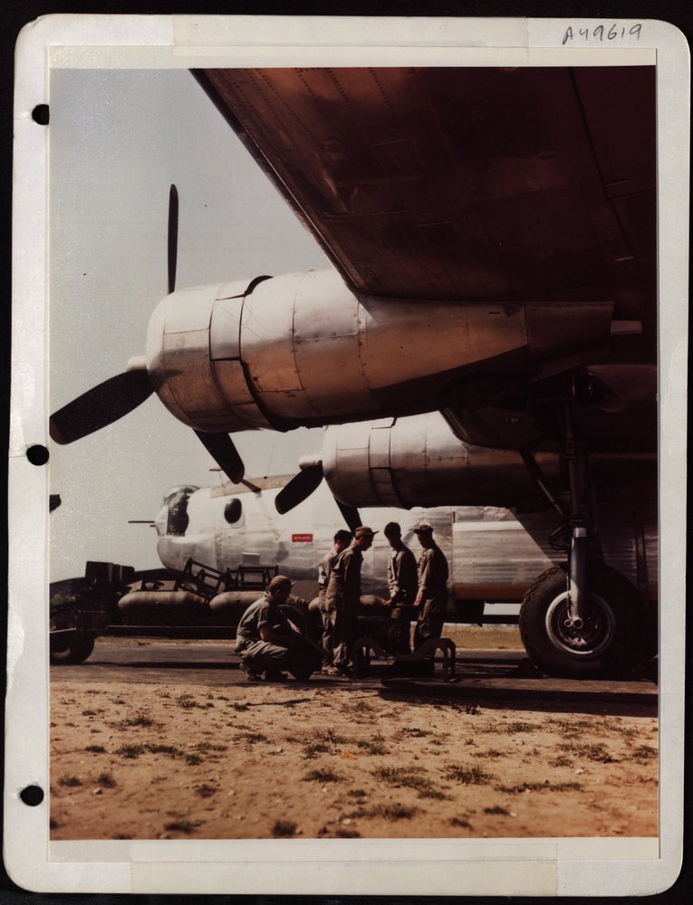 8th Af Ground Crew Prepares To Fin A 500Lb Bomb