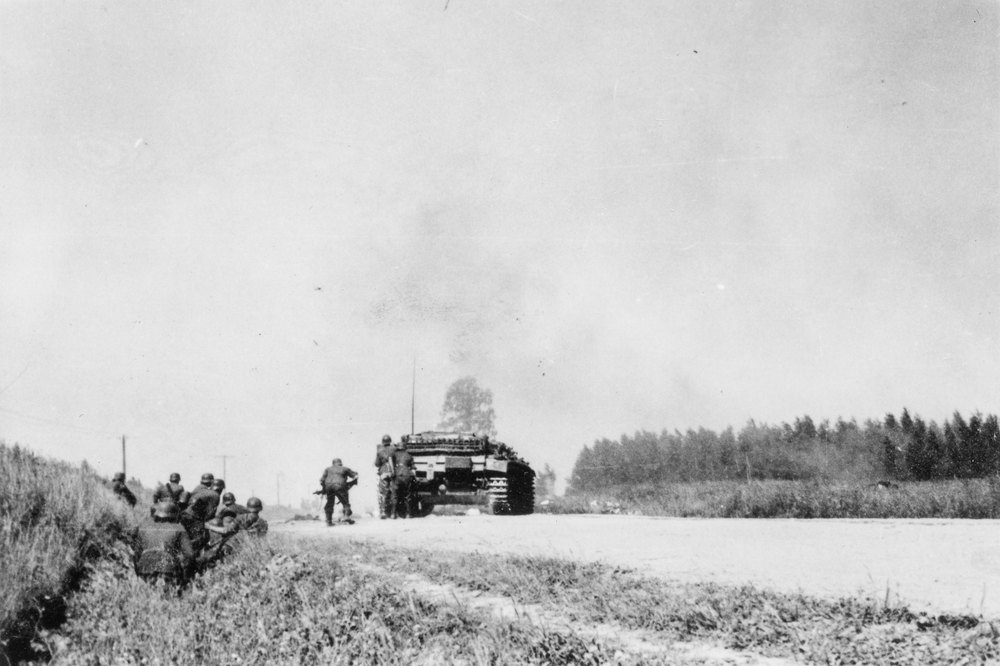 A Reconnaissance Unit advances under the protection of a tank