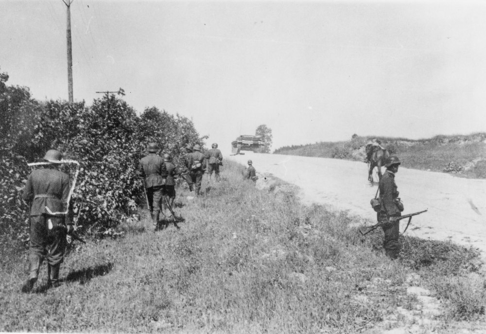 A Reconnaissance Unit advances under the protection of a tank
