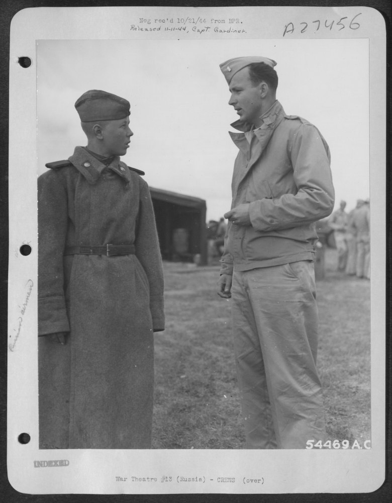 American officer talks to Russian soldier