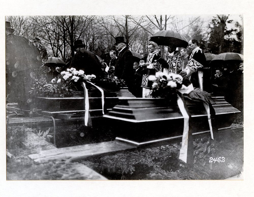 Attack of English flyers on the open city of Freiburg. The burial of the raid victims