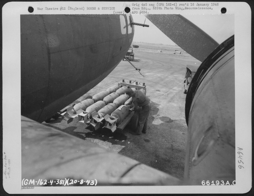 B-17 Bombs England