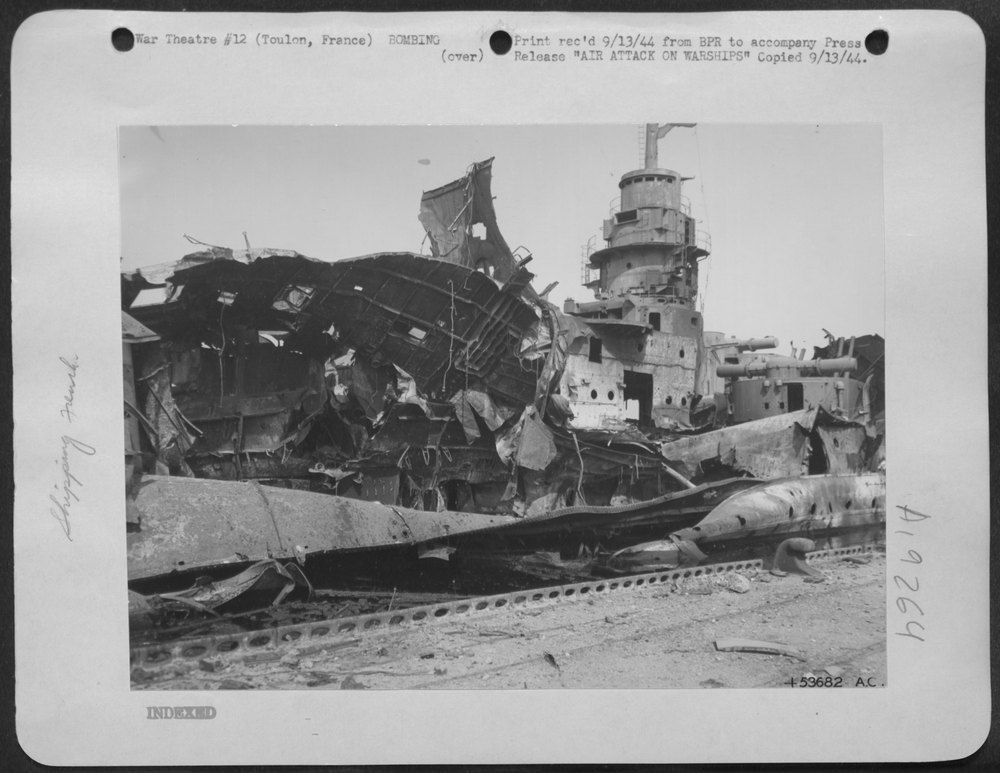 B-17 Flying Fortress bombs Toulon
