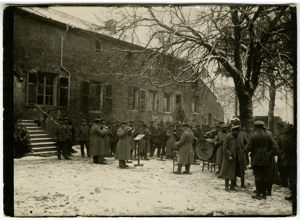 Bavarian replacement battalion in French castle courtyard