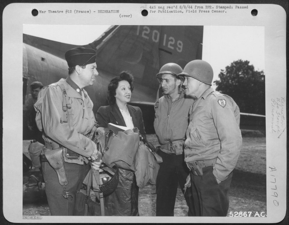Ben Lyon and Bebe Daniels arrive