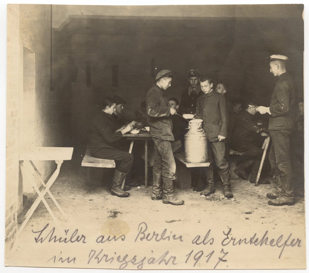 Boys from Berlin as Ernsteihelfer in 1917