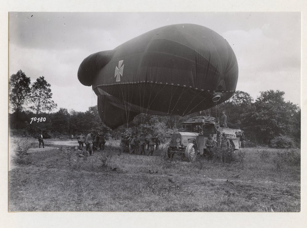 Captive ballon with its truck which is equipped with motor winch, The battles at Soissons