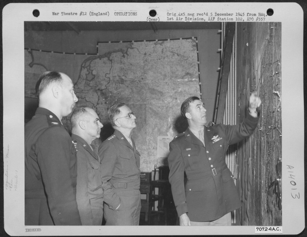 Doolittle visits 1st Bomb Division