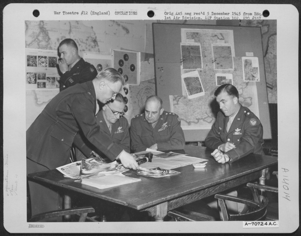 Doolittle visits 1st Bomb Division