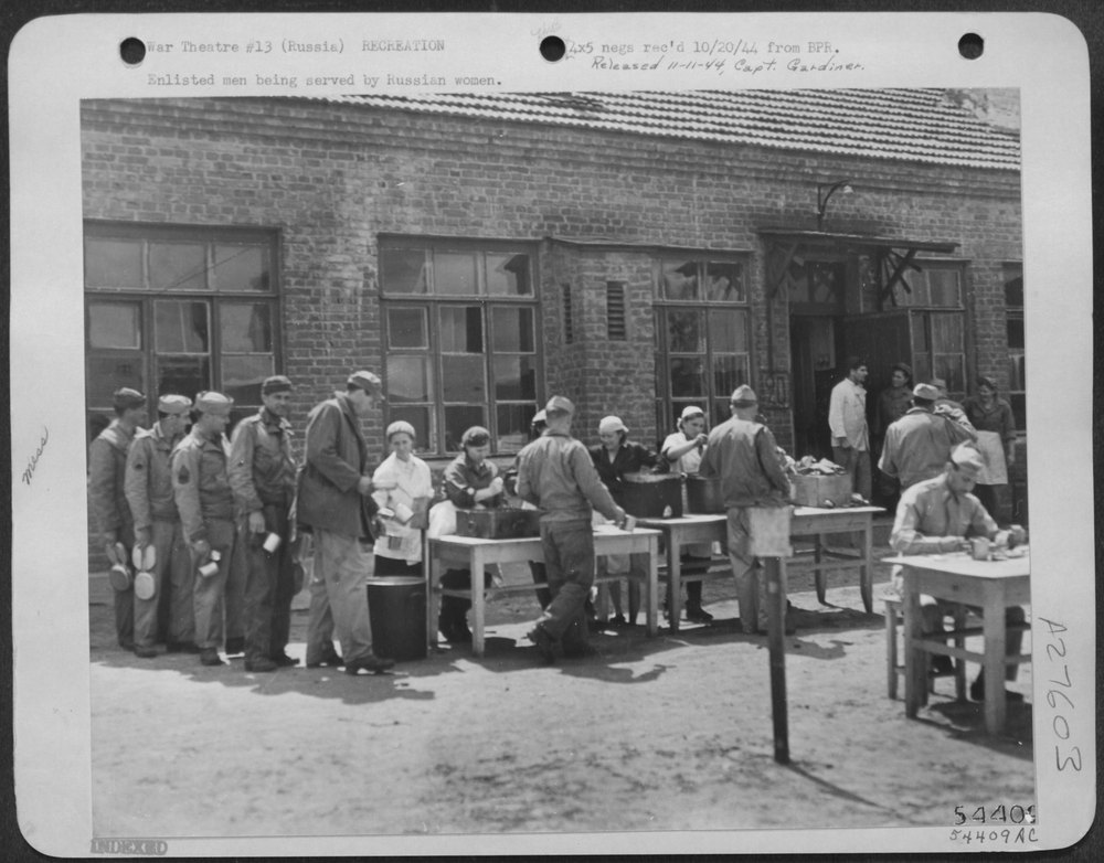 Enlisted men served by Russian women