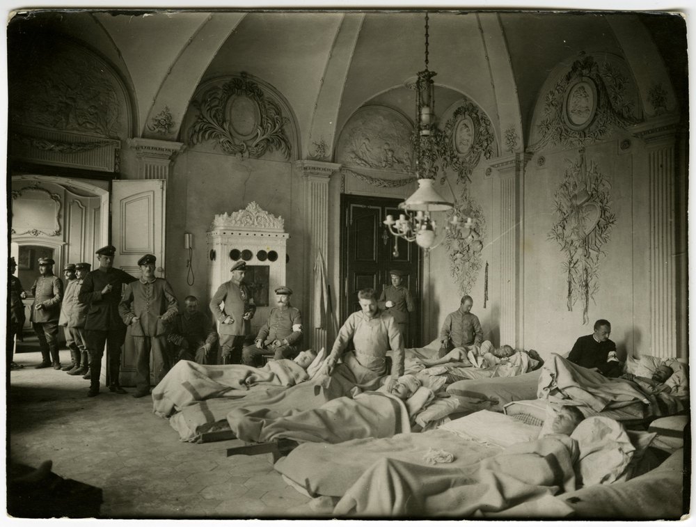 Feldlazarett with patients and medical staff