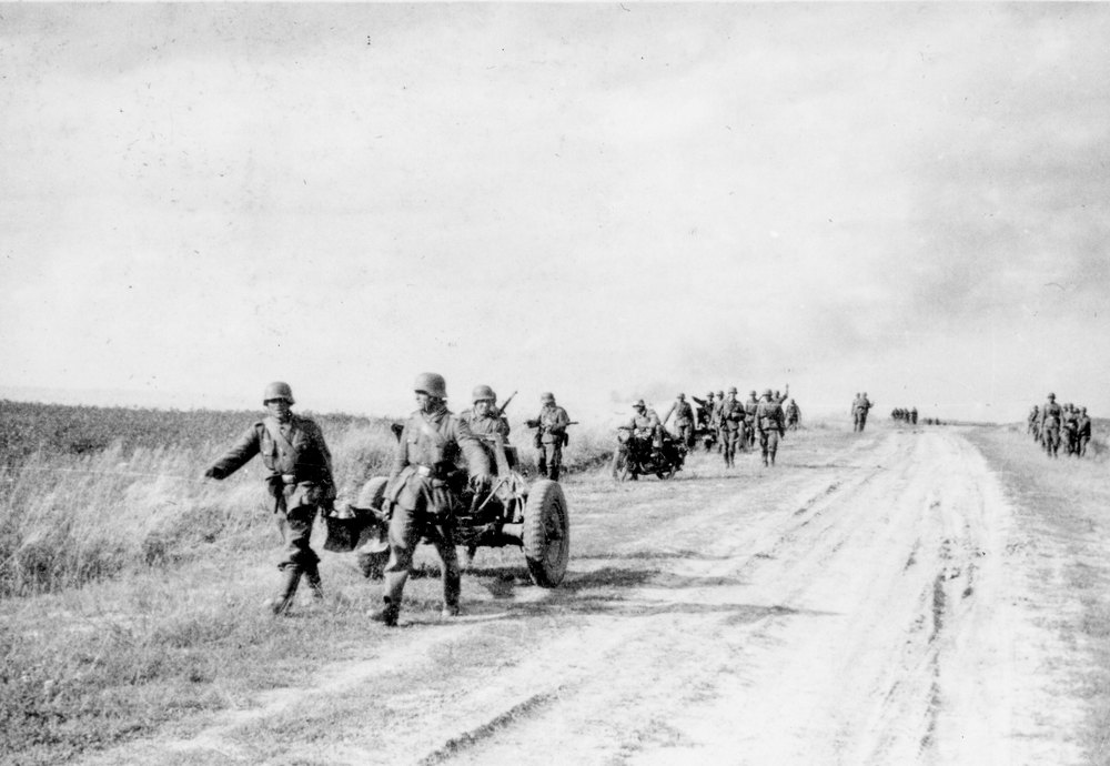 german soldiers advancing