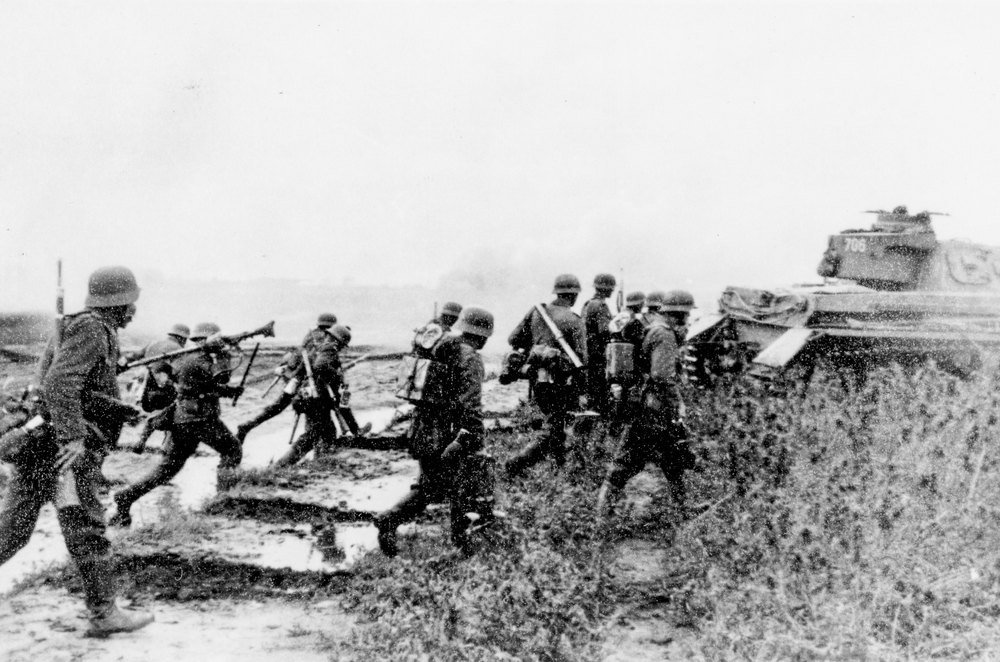 German soldiers advancing behind a tank - The Battle for Glosoff