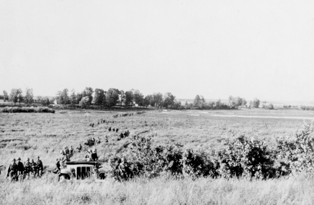 german soldiers advancing towards the Desna River