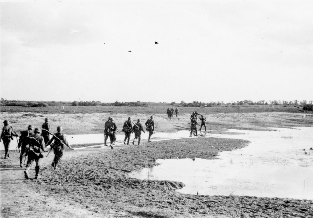 german soldiers advancing towards the Desna River
