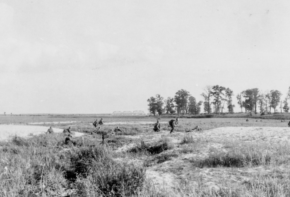 german soldiers advancing towards the Desna River Bridge