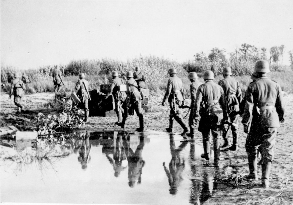 german soldiers advancing towards the Desna River Bridge
