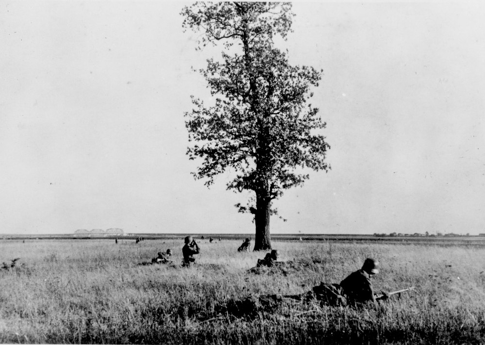 german soldiers advancing towards the Desna River Bridge