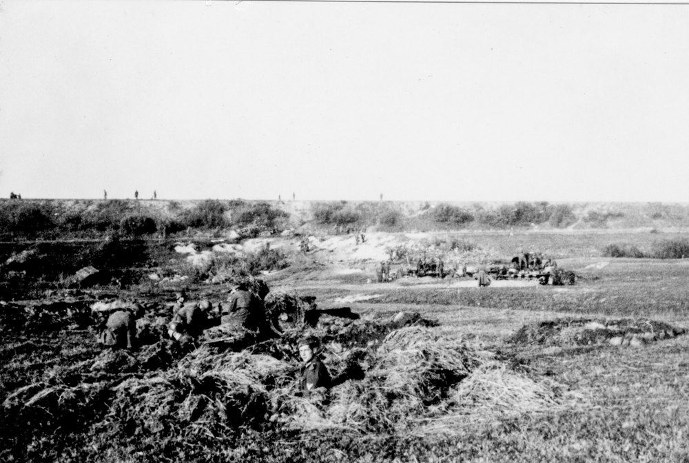 german soldiers advancing towards the Desna River Bridge