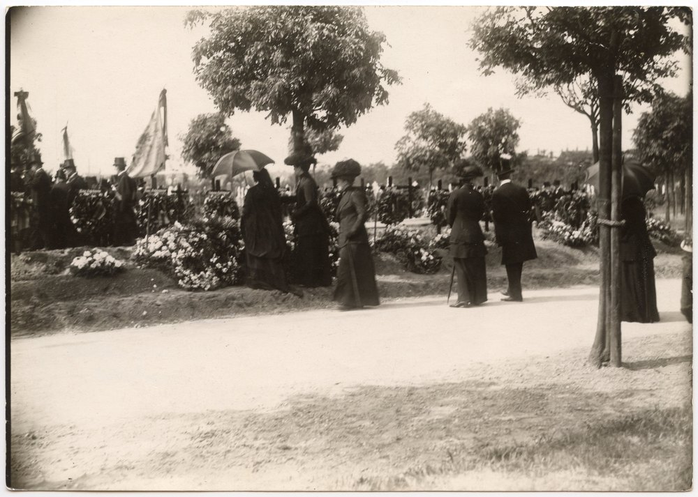 Grossherzoginmutter Luise v.Baden and Queen of Sweden at graves