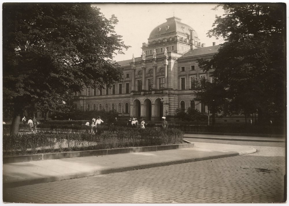 Grossherzoglichen Sammlungen building after bombing