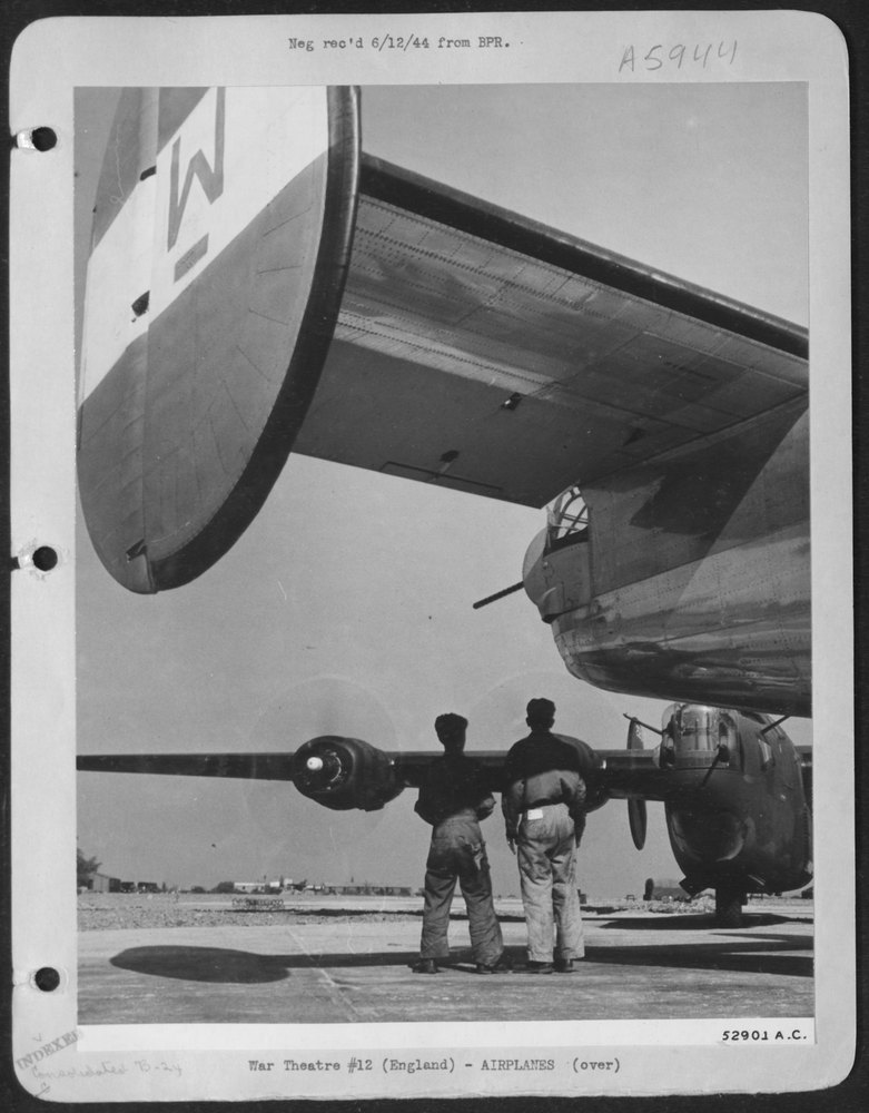 Ground crewmen at B-24 station
