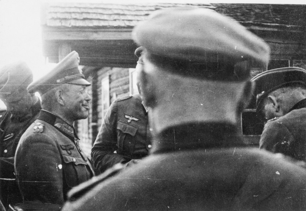 Heinz Guderian at division headquarters in Tolotschin