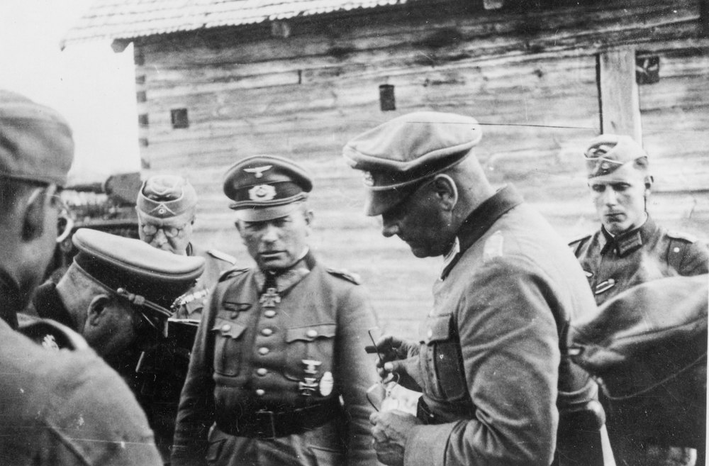 Heinz Guderian at division headquarters in Tolotschin