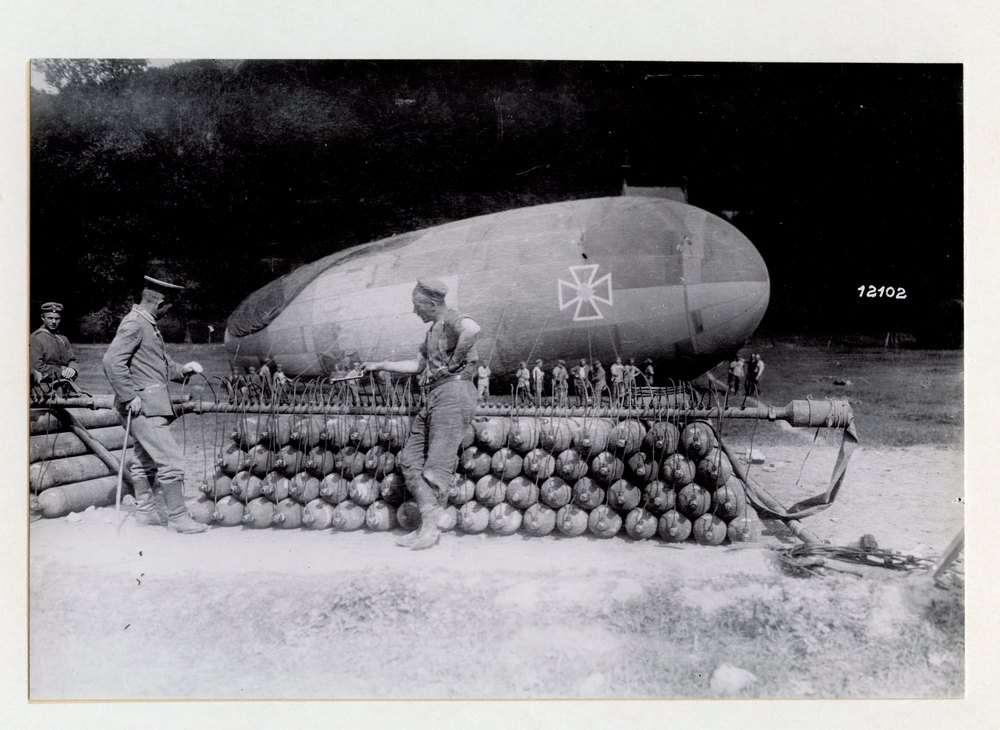 Inflating a captive balloon, Western front