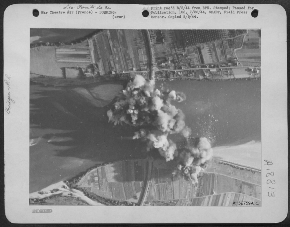 Les Ponts de Ce bridge under attack