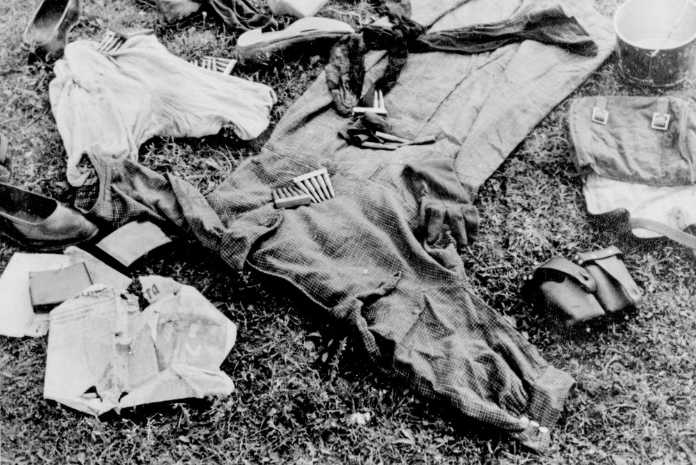 looting dead soldiers