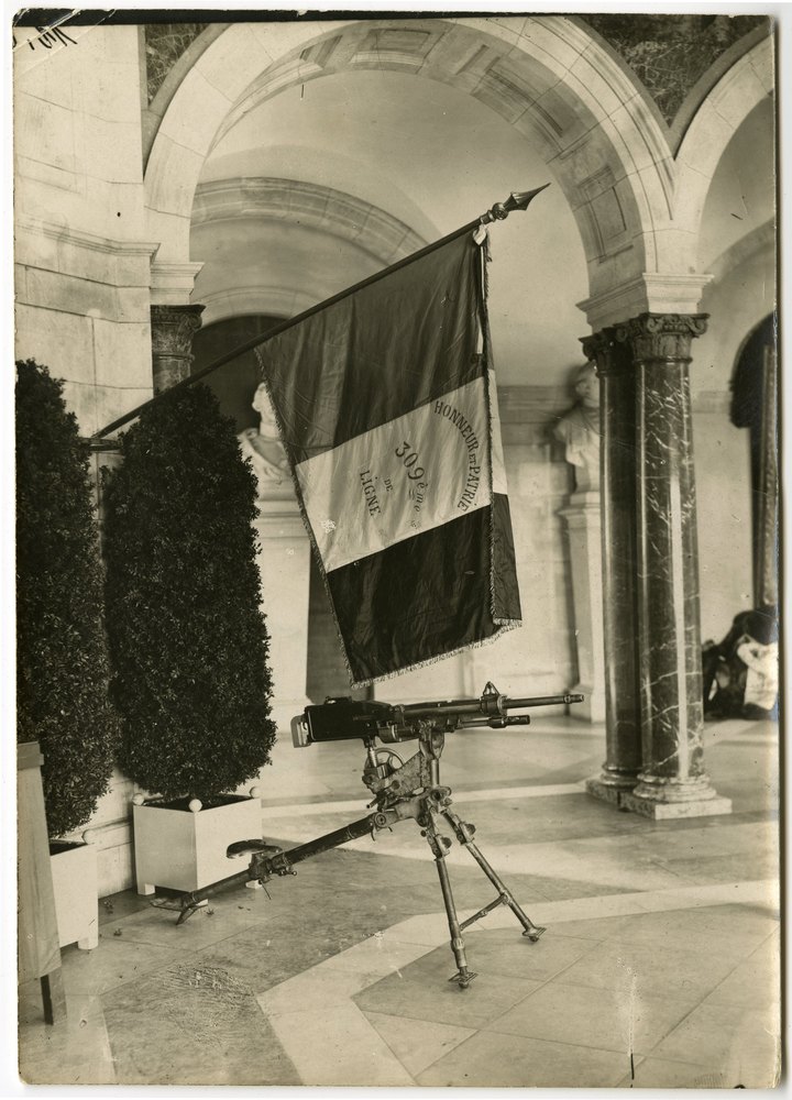 Machine gun and flag in German Army Museum