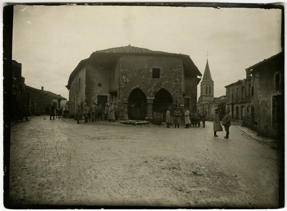Marktplatz in Hattanchatel with damaged stone buildings