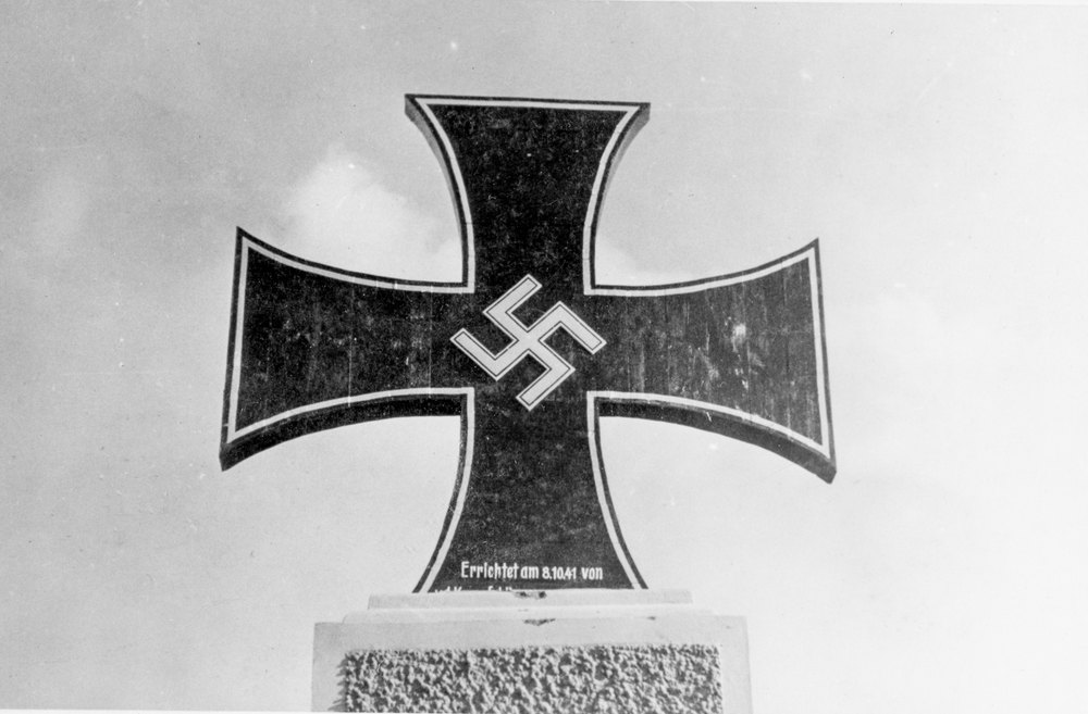 Monument to heroes at Karutschwa