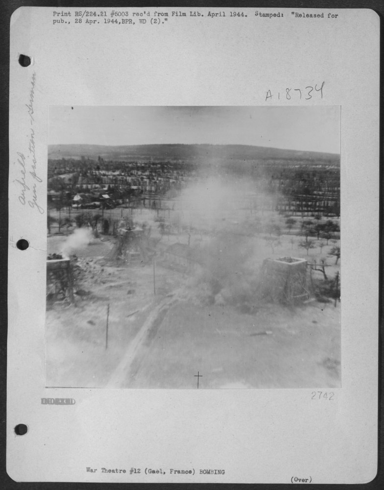 Mosquito Bombers attack Gael airfield