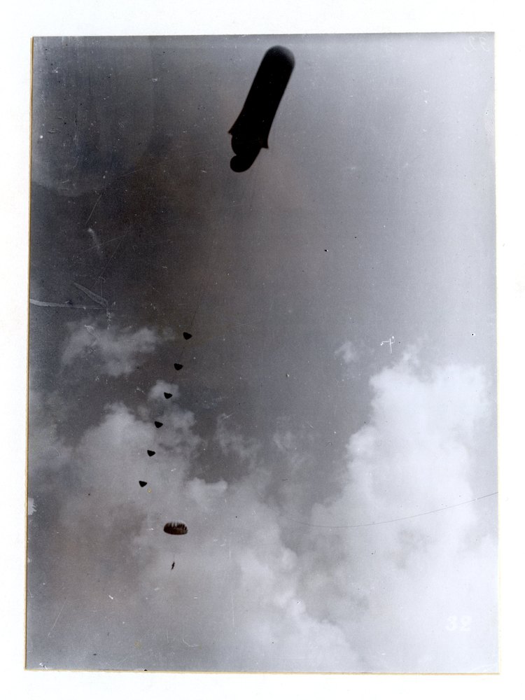 Observer jumping with a parachute from a captive balloon, Western front