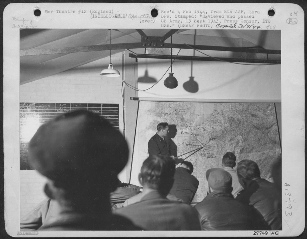 Officer briefing crew