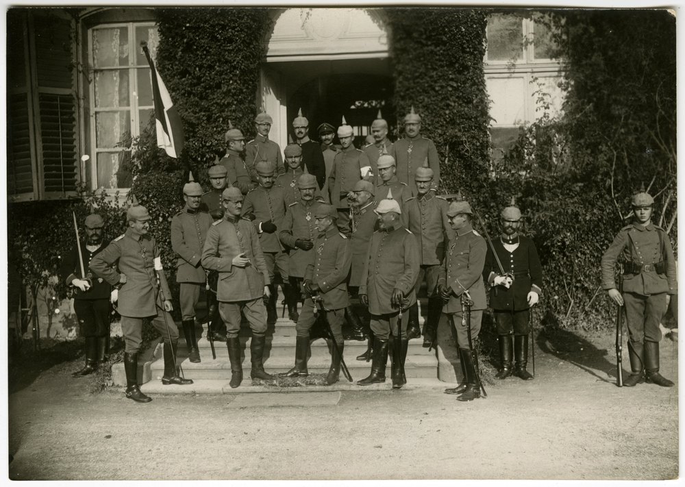 Offiziersgruppe in front of Schellingstrasse 50