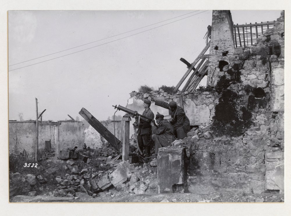 On the battlefield of Fismes. Machine gun post in action against enemy aviators, The Chemins des Dames battle