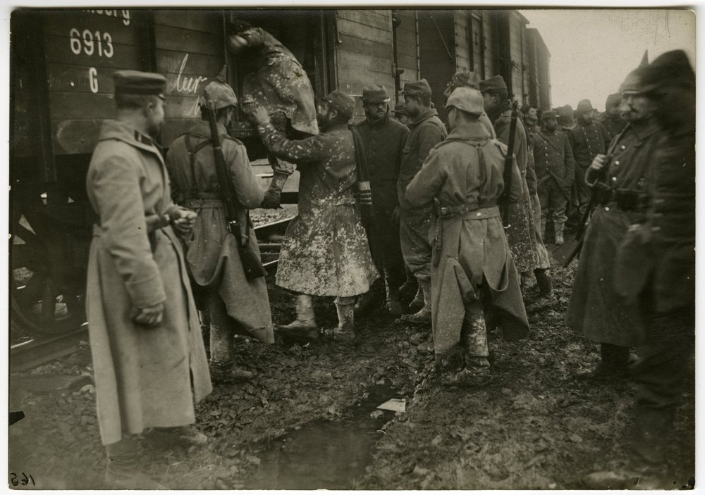 Prisoners from Bois brûle boarding train