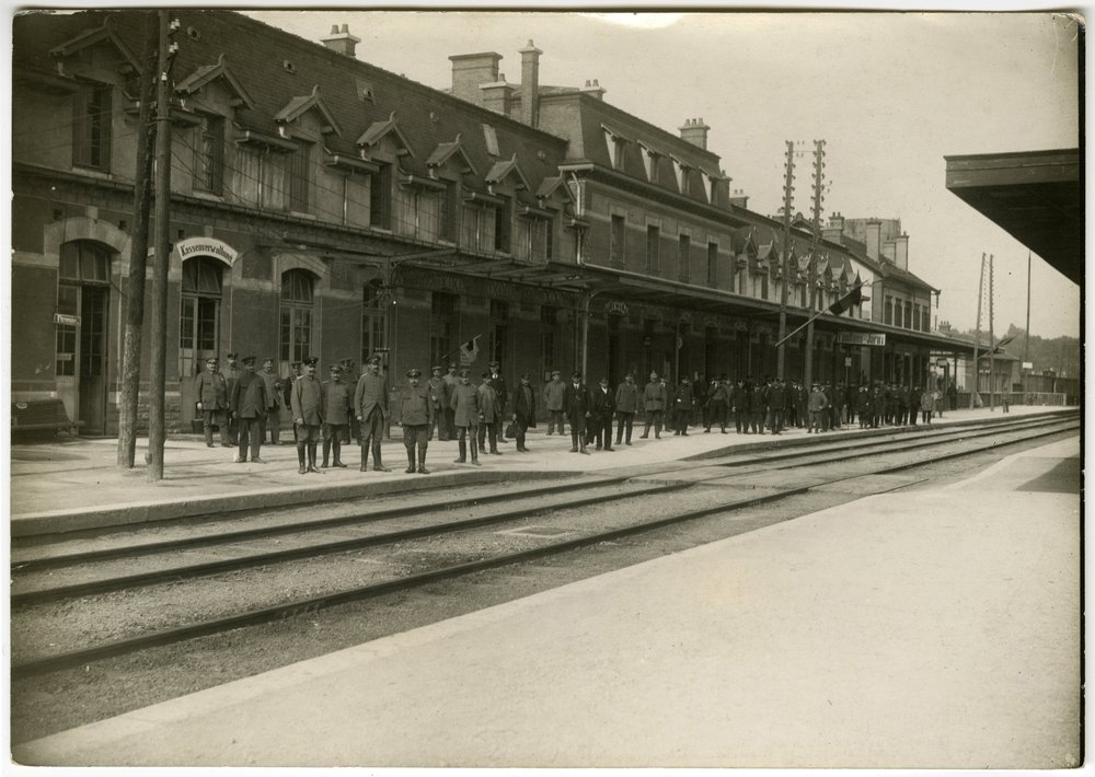 Railway station at Conflans-Jarny with military and civilian men