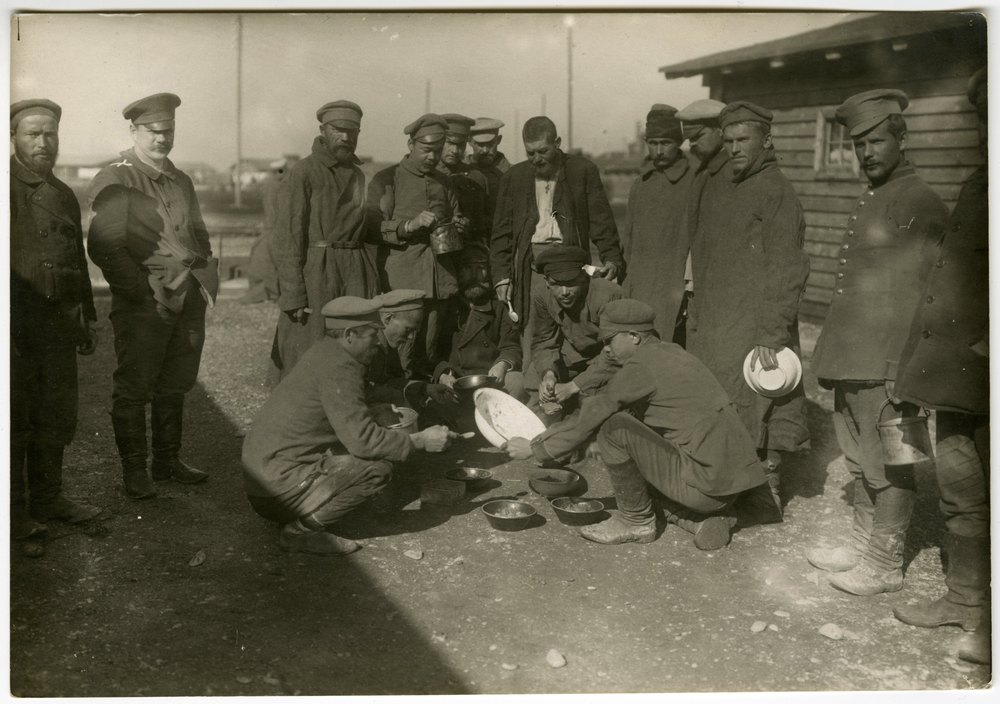 Russian Jewish POWs prepare kosher meal
