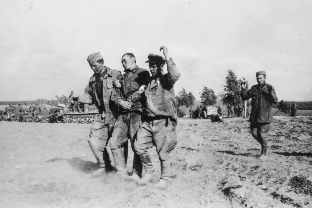 Russian prisoners of war on the Zulwa-Slonim highway