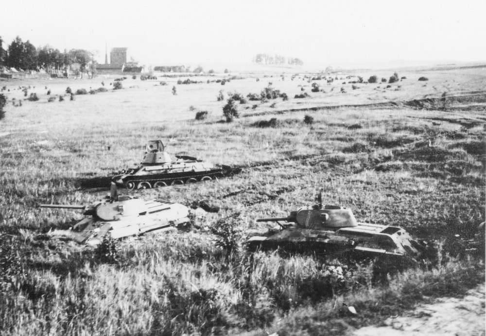 Russian T-34 tanks bogged down at Tolotschin