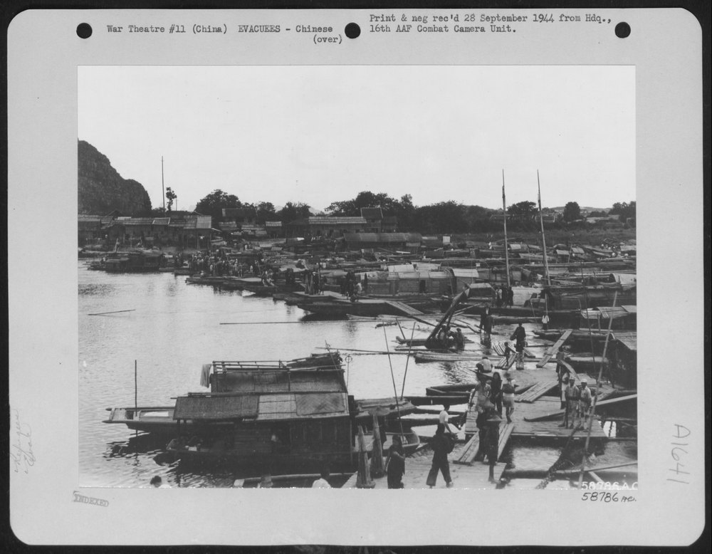 Sampans on river at Kweilin