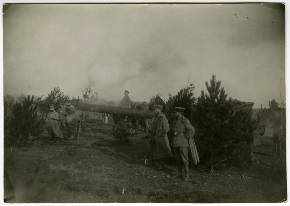 Scheinbatterie artillery piece in open field