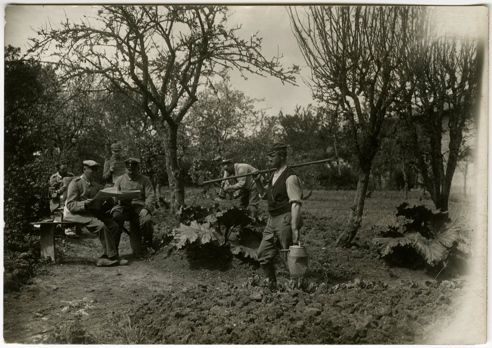 Soldaten in a garden setting