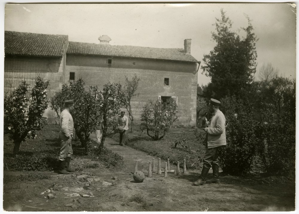 Soldaten playing Kegel-Spiel in a garden